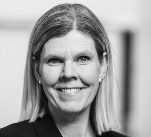 Närbild av en kvinna med ljust hår som ler.